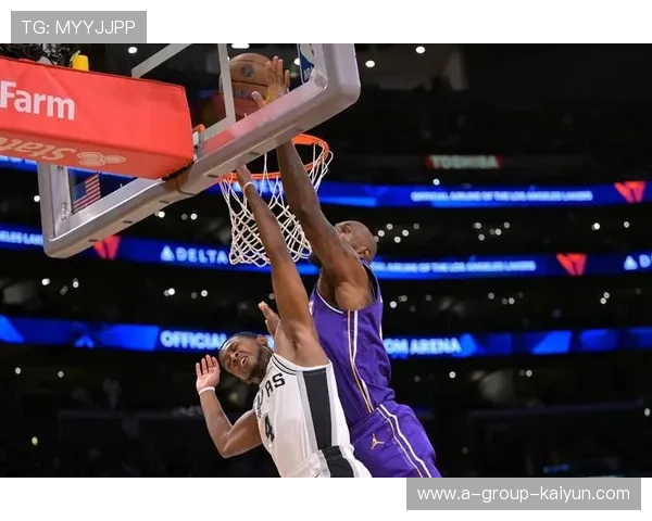 东契奇后仰中投直落篮筐，独行侠再稳一局